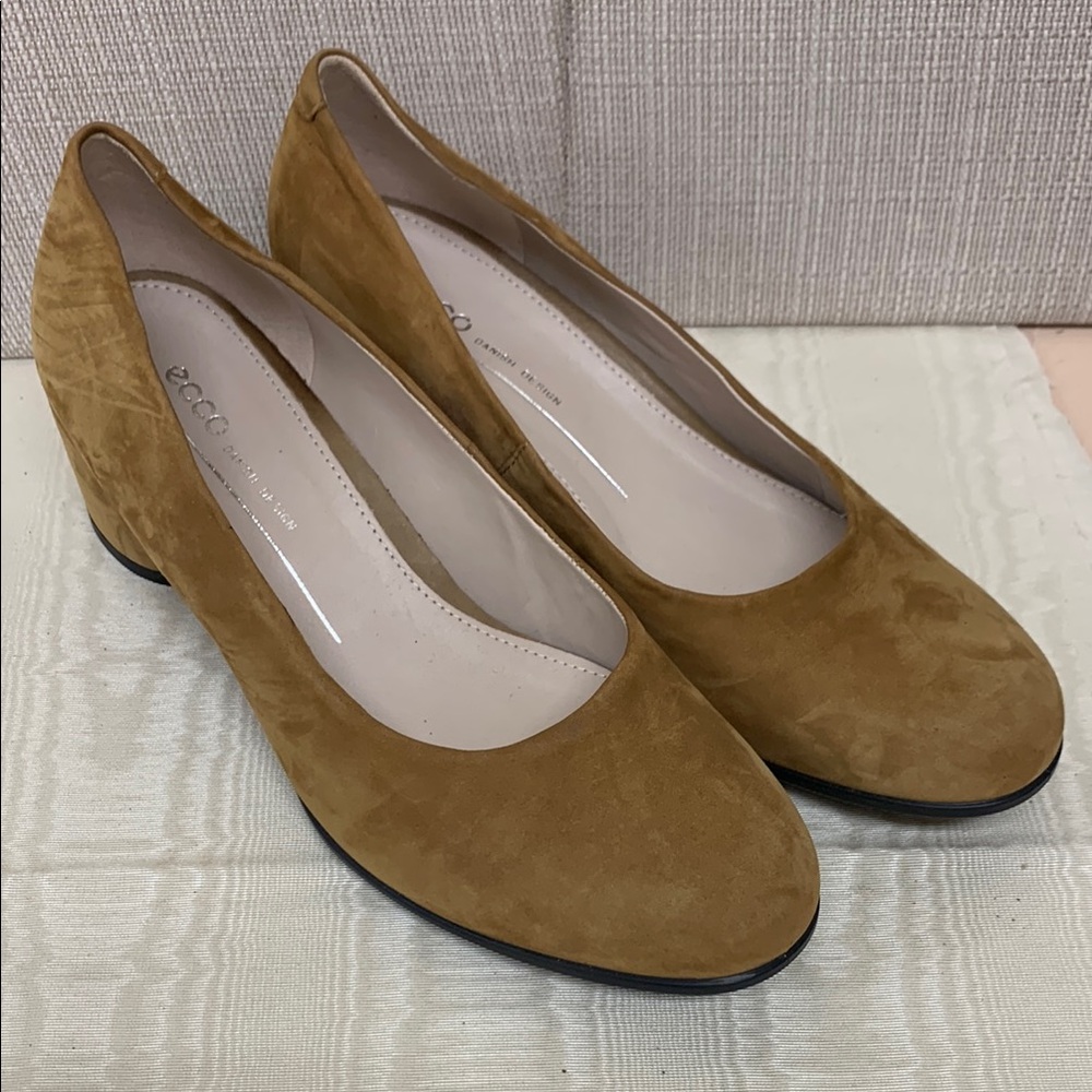ECCO Shape 35 Danish Design Camel Suede Block Heel Pump